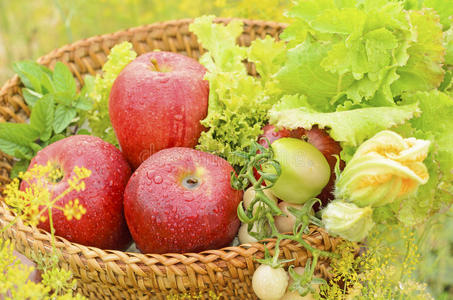 新鲜蔬菜和苹果