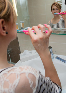 刷牙的女人