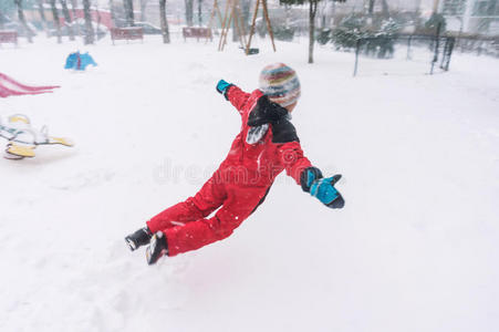 在雪中跳跃