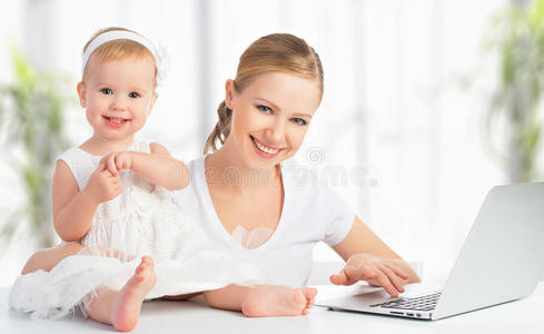妈妈和宝宝在家里用笔记本电脑