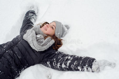 美丽的少女躺在雪地里