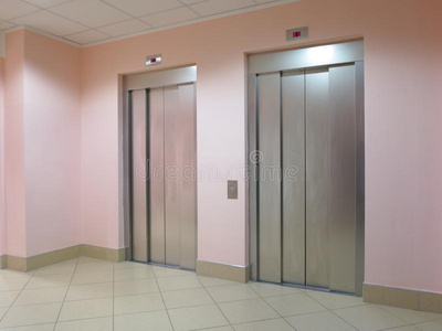 商务大厅的两部封闭电梯