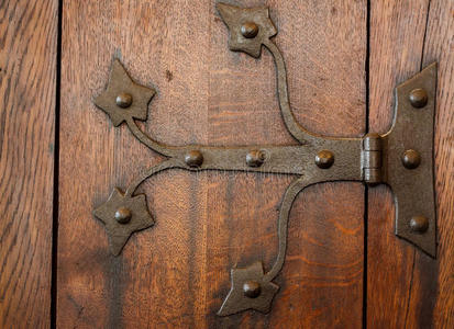 以铆钉为背景的木门特写照片