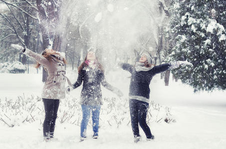 快乐的少女向空中飞雪图片