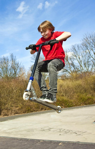 骑着滑板车的男孩