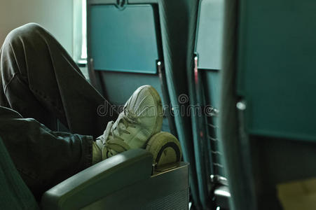 在公车座位上放松双脚
