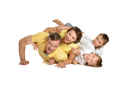 一家人在地板上摆着白色的姿势