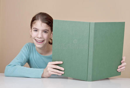 年轻女子看书
