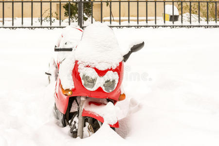 红色摩托覆雪