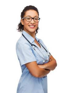 微笑的非洲裔美国女医生或护士