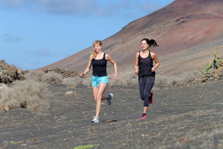 两名女跑步运动员。
