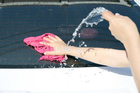 白色洗车用织物和水龙带。
