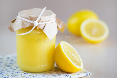 一罐柠檬凝乳加柠檬