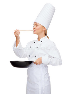 面带微笑的女厨师，带着锅和勺子