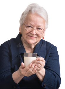 健康的老妇人端着一杯牛奶