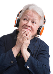 戴着耳机听音乐的老太太