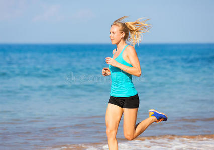 在沙滩上奔跑的女人图片