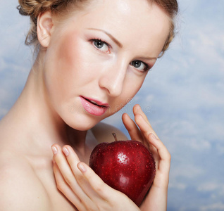 微笑的女人吃红苹果
