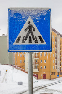 冰雪覆盖的交通标志