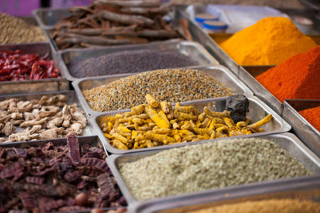 印度果阿当地市场的印度有色香料