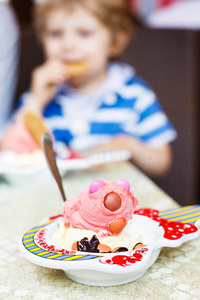 粉色冰淇淋，儿童用，含k的彩色巧克力滴