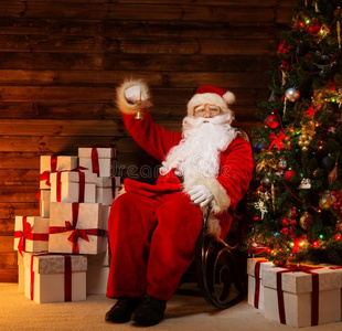 圣诞老人在木屋内部
