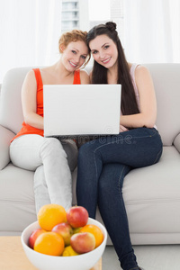 女性朋友在家一起使用笔记本电脑