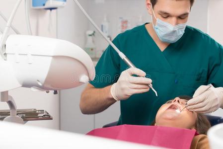 男女牙医手术图片