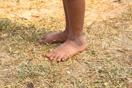 之前穿衣鞋子赤脚的向指已提到的人有裂缝的泥地面越南河内的亚洲食品