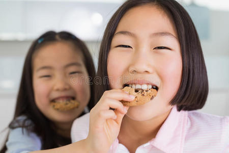 小女孩在厨房给姐姐吃饼干