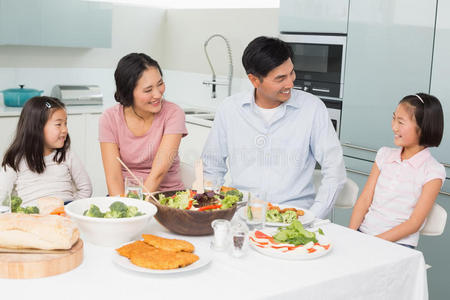 一家四口在厨房享受健康大餐图片