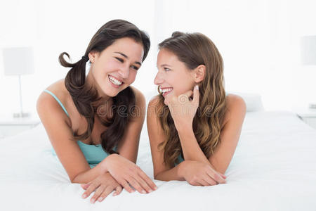 微笑着躺在床上的年轻女性朋友