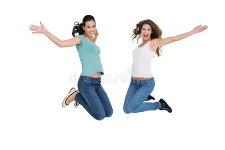 两个快乐的年轻女性朋友跳