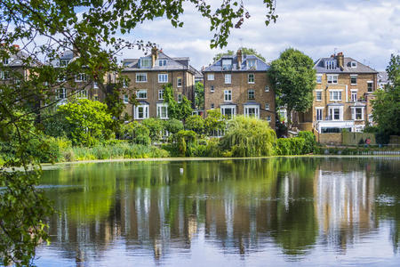 英国伦敦郊区的小湖风景