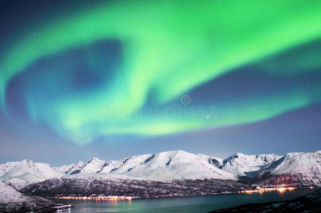 挪威峡湾上空的北极光