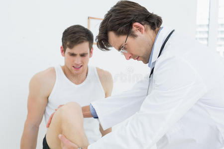 不高兴的年轻人接受了腿部检查