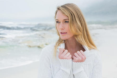 海滩上沉思不安的年轻女子