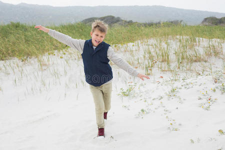 快乐的男孩在海滩跑步