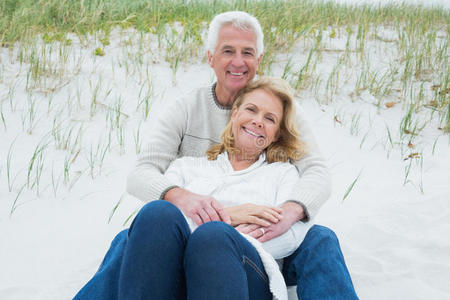 浪漫的老年夫妇在海滩放松