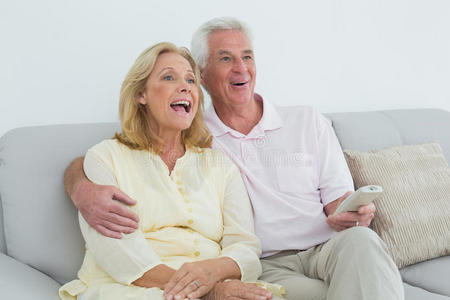 家里有遥控器的快乐老年夫妇