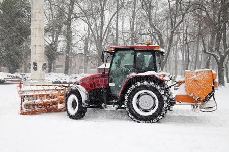 拖拉机在公园除雪