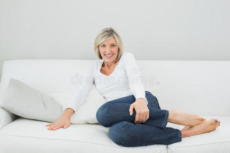 家里沙发上快乐女人的画像
