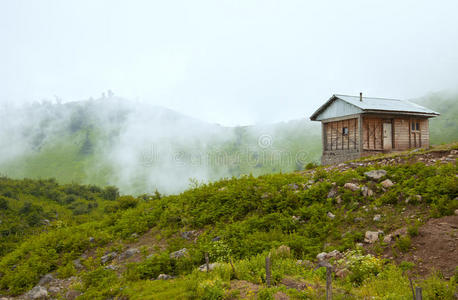 青山秋雾中的孤屋