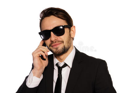 戴着太阳镜在手机上微笑的商人图片