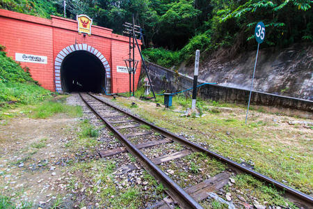 古隧道与铁路照片
