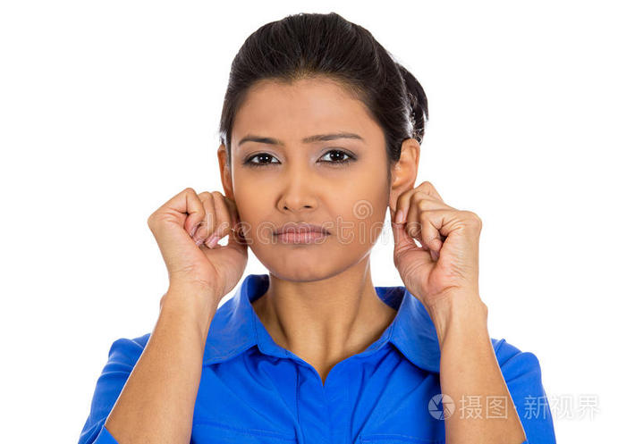 女人抓着耳朵为她所做的感到抱歉