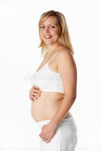 4个月孕妇穿白色衣服的摄影棚肖像