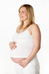 7个月孕妇穿白色衣服的摄影棚肖像