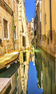 小船五颜六色的小边运河大厦威尼斯意大利