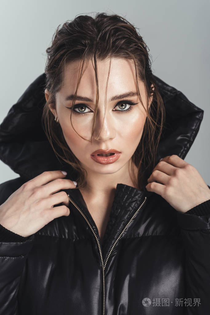 严肃性感时尚年轻时尚的女人